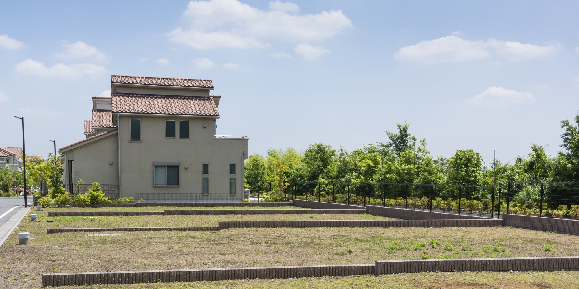 もし、地主に無許可で借地権を売却した場合は土地賃貸借契約書違反となり、地主から契約解除の申立てを受ける可能性があります。